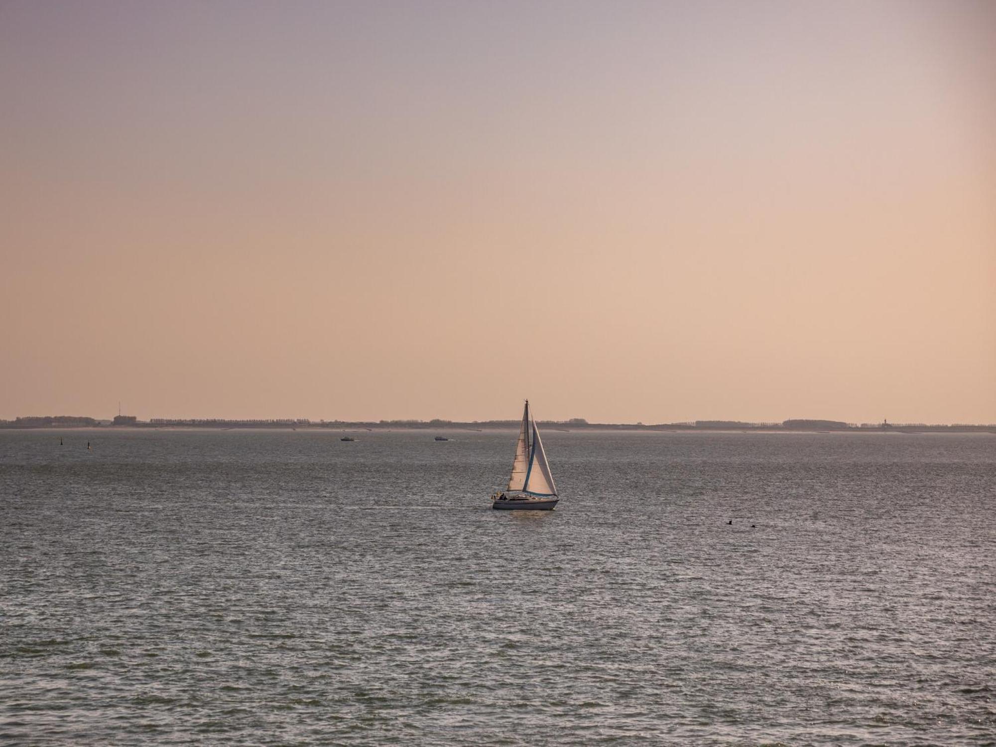 Luxurious With 3 Bathrooms, Only 200 M From The Vlissingen
