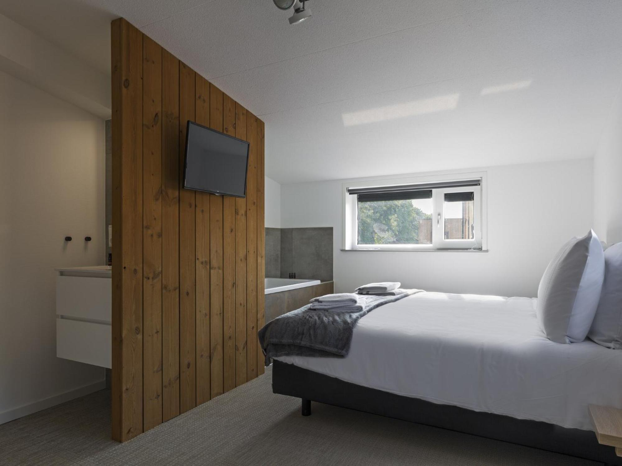 Luxurious With 3 Bathrooms, Only 200 M From The Vakantiehuis