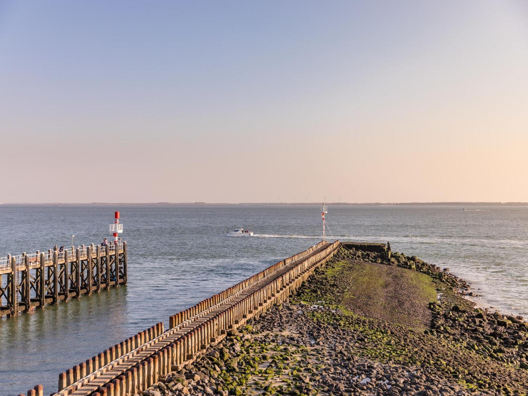Vakantiehuis Luxurious With 3 Bathrooms, Only 200 M From The Vlissingen