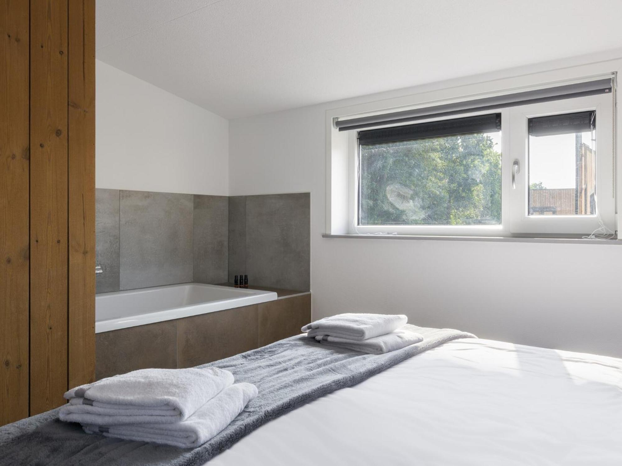 Luxurious With 3 Bathrooms, Only 200 M From The Vlissingen